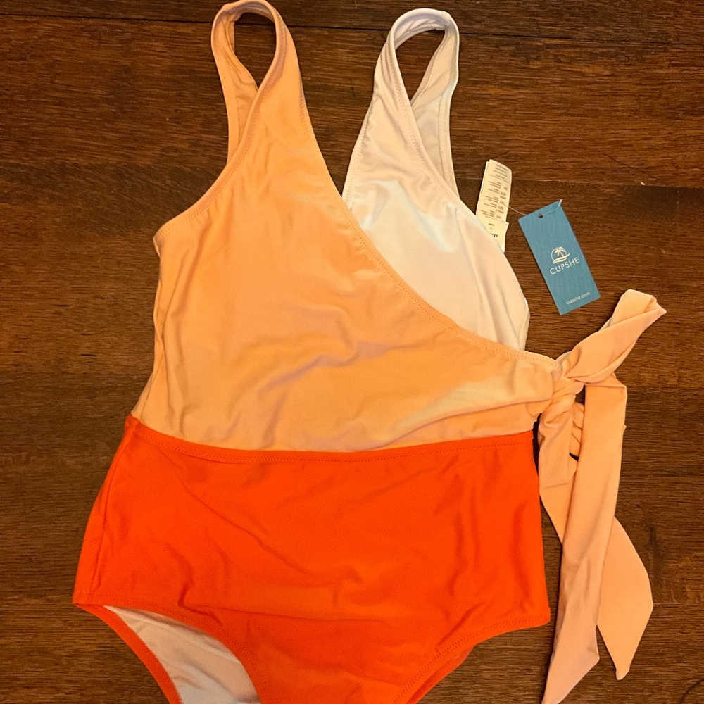 Cupshe NWT Orange and white one piece women’s swimsuit small